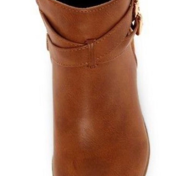LAST PAIR: Gorgeous women’s brown faux leather ankle booties - Picture 2 of 3